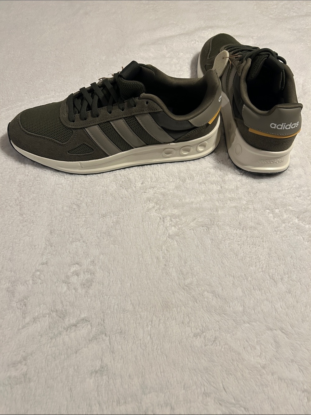 adidas Run 84 Strata Olive Green men’s Low-Top Sneakers CLOUDFOAM. Size 12